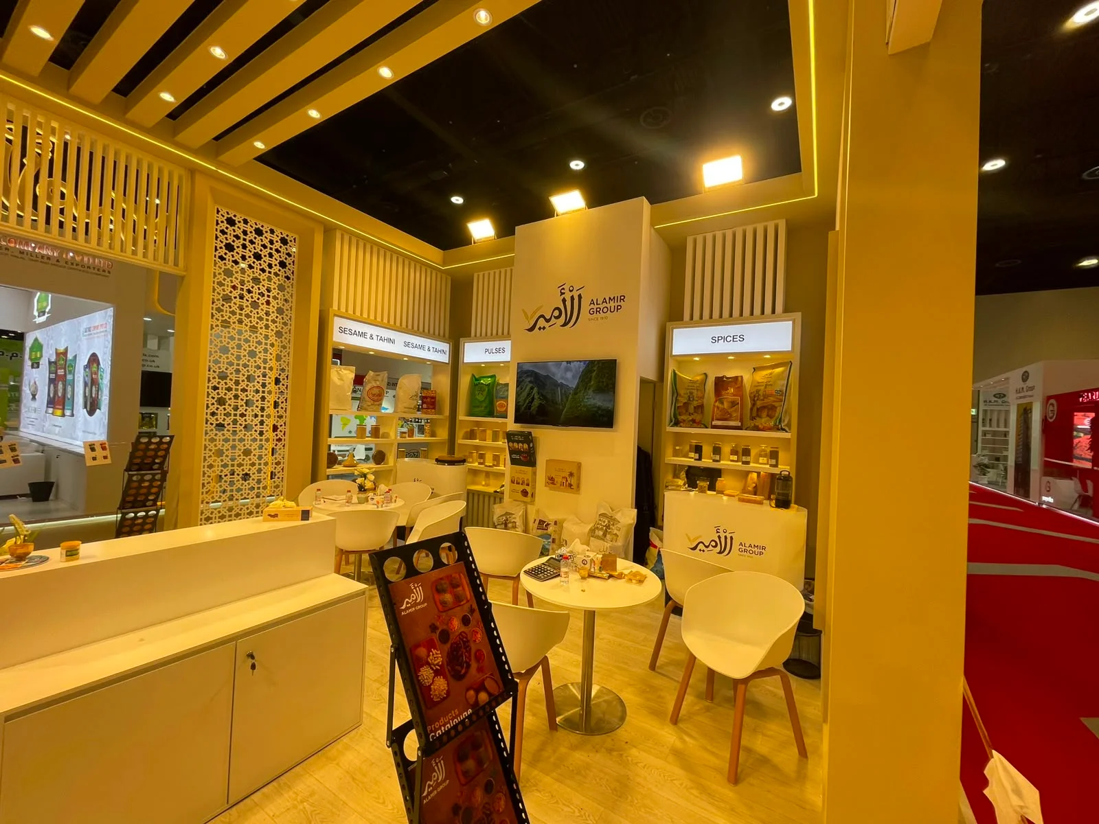 عرض منتجات الأمير بإضاءة دافئة